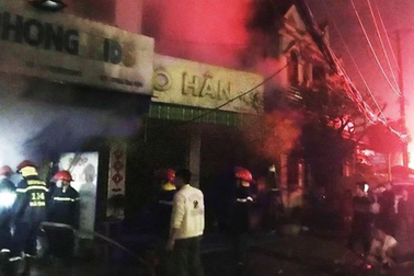 Cảnh sát cứu 4 người thoát khỏi đám cháy cửa hàng quần áo