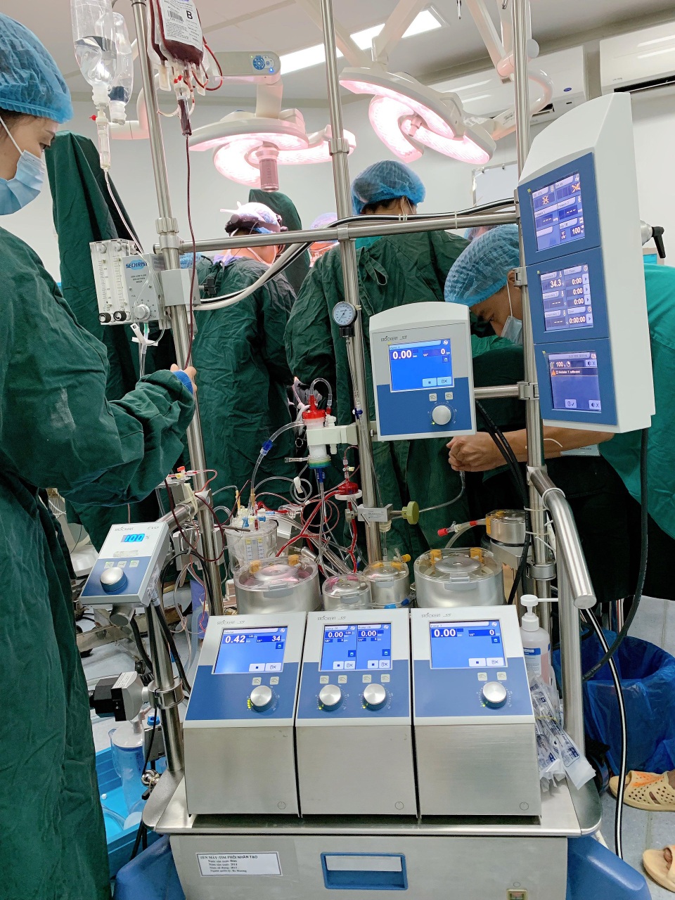 Bé 3 tuổi mắc tim bẩm sinh và đa dị tật đã được phẫu thuật - 3 Bé 3 tuổi mắc tim bẩm sinh và đa dị tật đã được phẫu thuật - 3