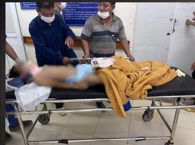 Bé trai nhập viện cấp cứu trong tình trạng nguy kịch.