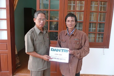 Quà nhân ái đến với cô bé dân tộc Vân Kiều