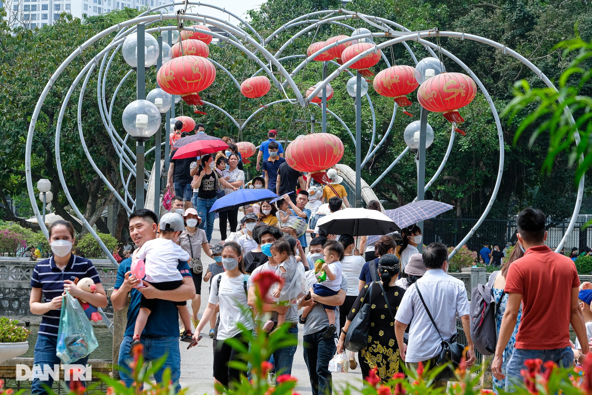Công viên, hàng quán ở Hà Nội chật kín khách ngày đầu kỳ nghỉ lễ - 15