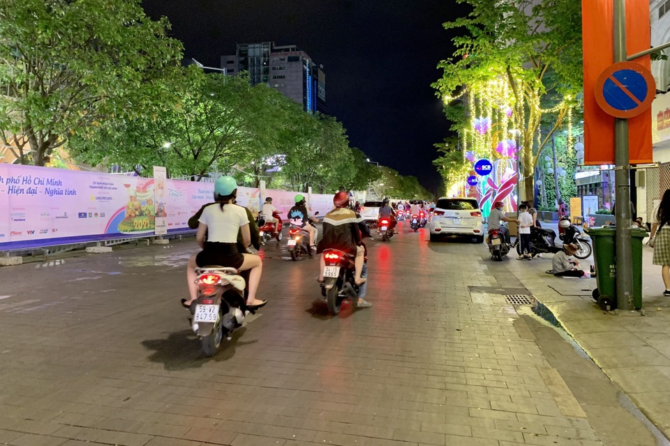 TPHCM lạ lẫm trong đêm giao thừa vắng lặng - 1 TPHCM lạ lẫm trong đêm giao thừa vắng lặng - 1