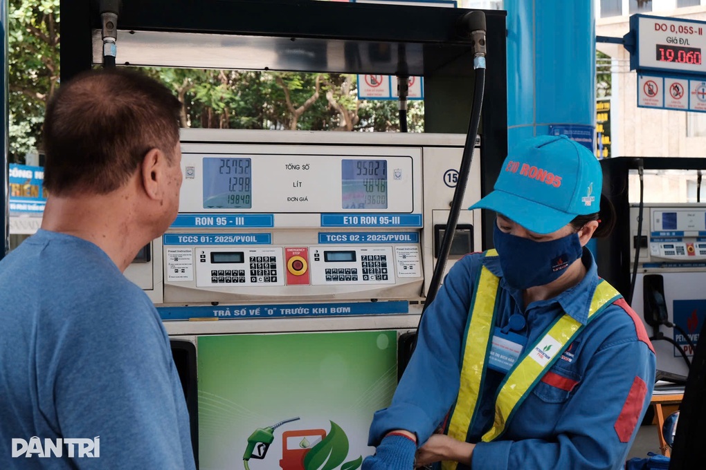Xăng E10 lần đầu mở bán: Cửa hàng bán gần 1.000 lít trong một buổi - 3 Xăng E10 lần đầu mở bán: Cửa hàng bán gần 1.000 lít trong một buổi - 3