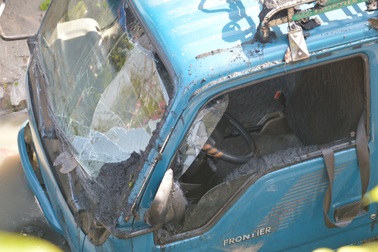 Xe tải lao xuống kênh, tài xế thoát chết