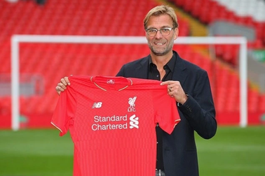 Cổ động viên Man Utd ăn mừng HLV Jurgen Klopp rời Liverpool