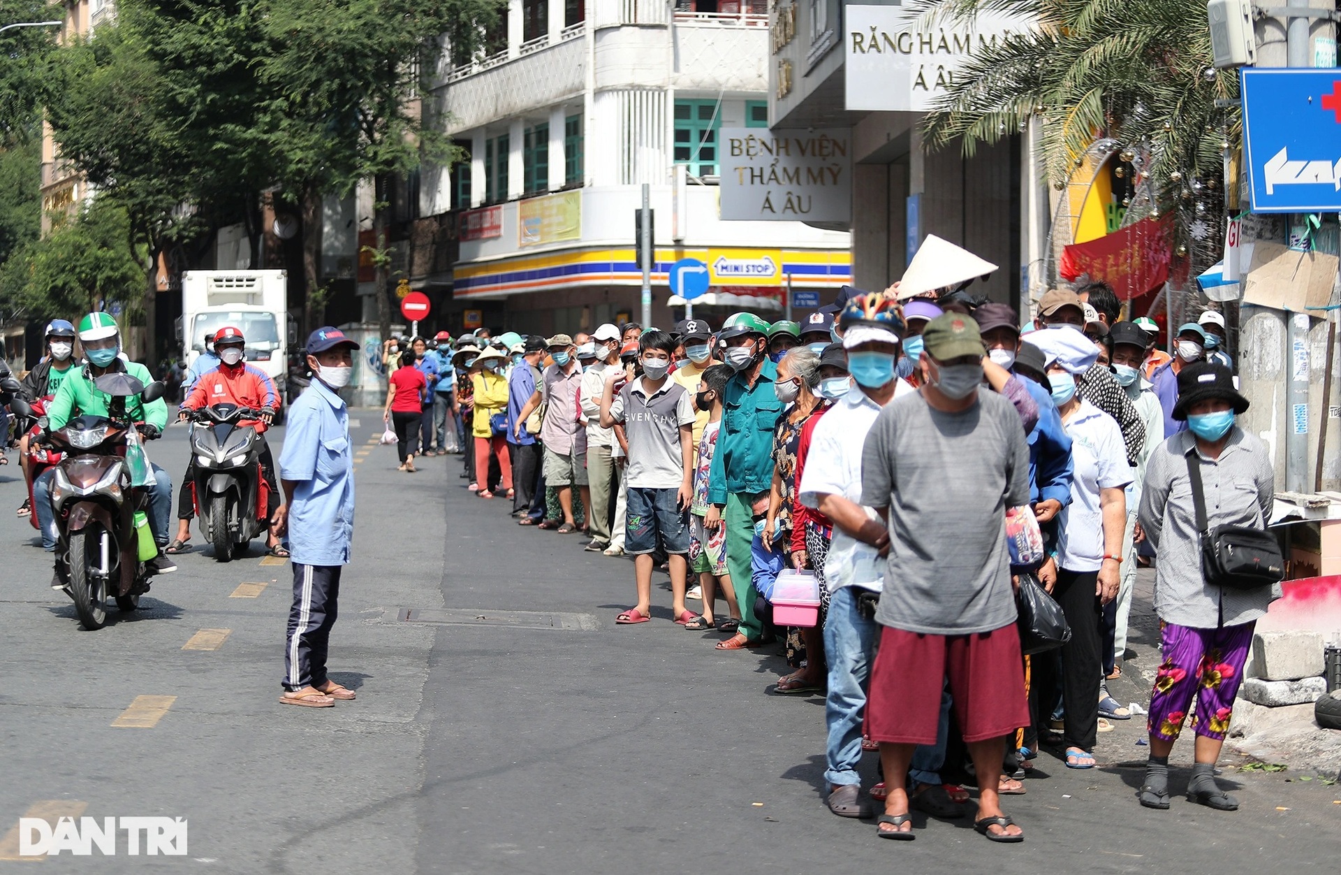 Người dân TPHCM xếp hàng dài chờ nhận thanh long miễn phí - 4