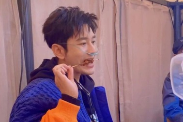 Hình ảnh Huỳnh Hiểu Minh gầy rộc, đeo ống thở oxy gây xôn xao