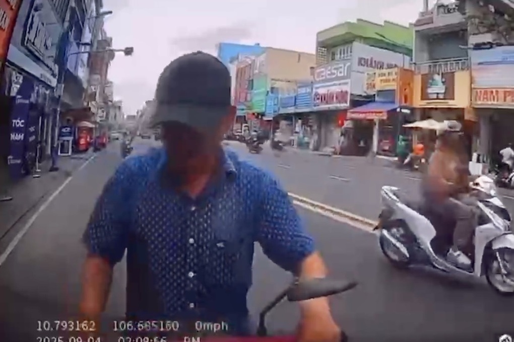 Nam thanh niên bị người đàn ông đuổi đánh ở TPHCM - 2 Nam thanh niên bị người đàn ông đuổi đánh ở TPHCM - 2