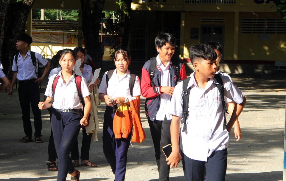 Phú Yên: Đề Toán thi vào lớp 10 khó, thí sinh buồn bã rời phòng thi - 1 Phú Yên: Đề Toán thi vào lớp 10 khó, thí sinh buồn bã rời phòng thi - 1