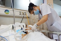 Nắng nóng 40 độ C, nhiều người Hà Nội phải nhập viện cấp cứu, thở máy