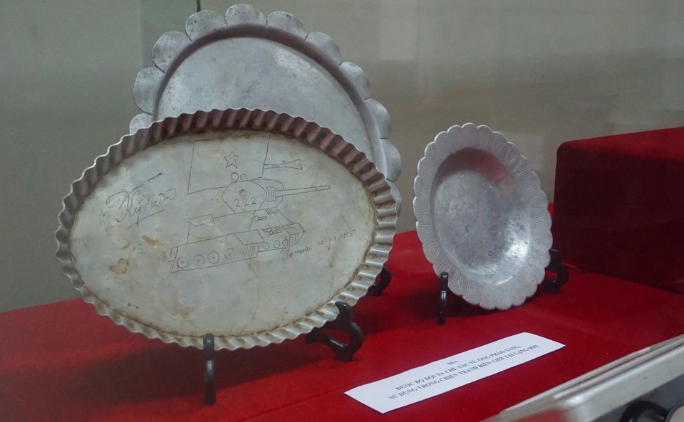 Ngắm những bình hoa, phích nước được bộ đội chế tác từ vũ khí của địch - 13 Ngắm những bình hoa, phích nước được bộ đội chế tác từ vũ khí của địch - 13