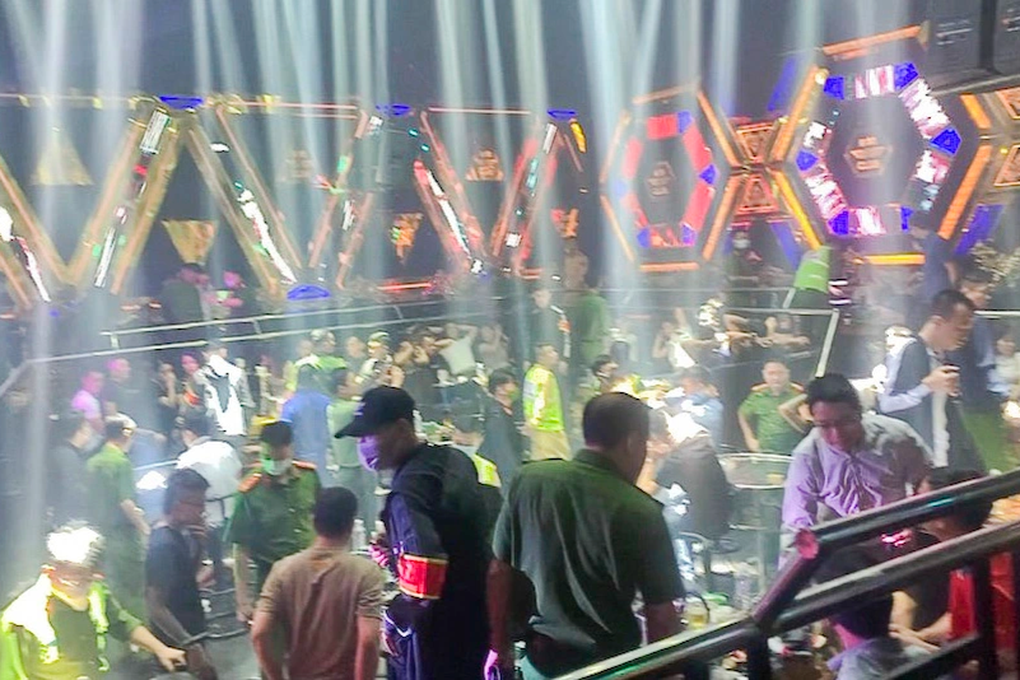 Đột kích quán bar H88-Club, phát hiện 25 người dương tính với ma túy - 1 Đột kích quán bar H88-Club, phát hiện 25 người dương tính với ma túy - 1