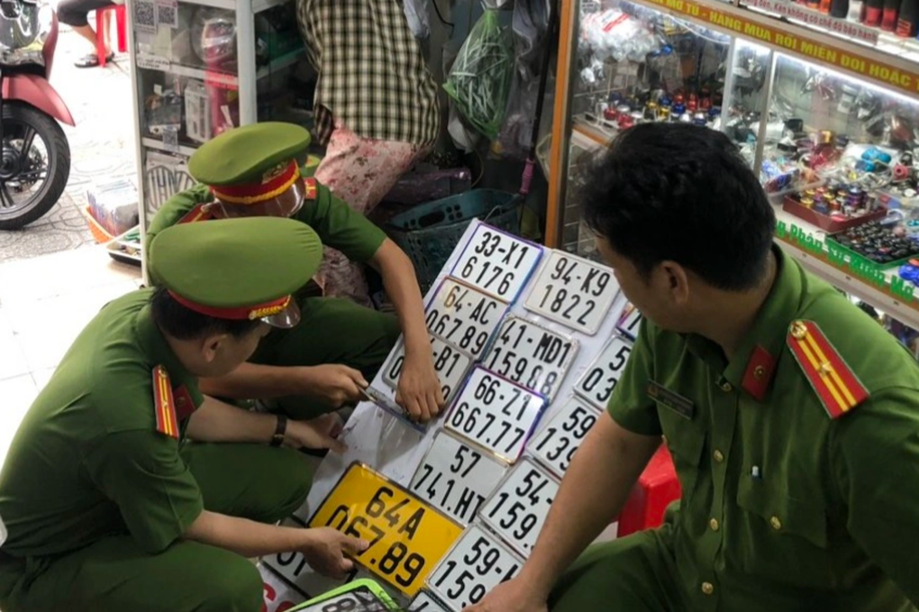 Công an TPHCM kiểm tra hàng chục cơ sở in ấn, đồ chơi xe máy - 1 Công an TPHCM kiểm tra hàng chục cơ sở in ấn, đồ chơi xe máy - 1
