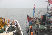 Cứu hộ tàu cá hỏng máy cùng 14 thuyền viên vào bờ an toàn