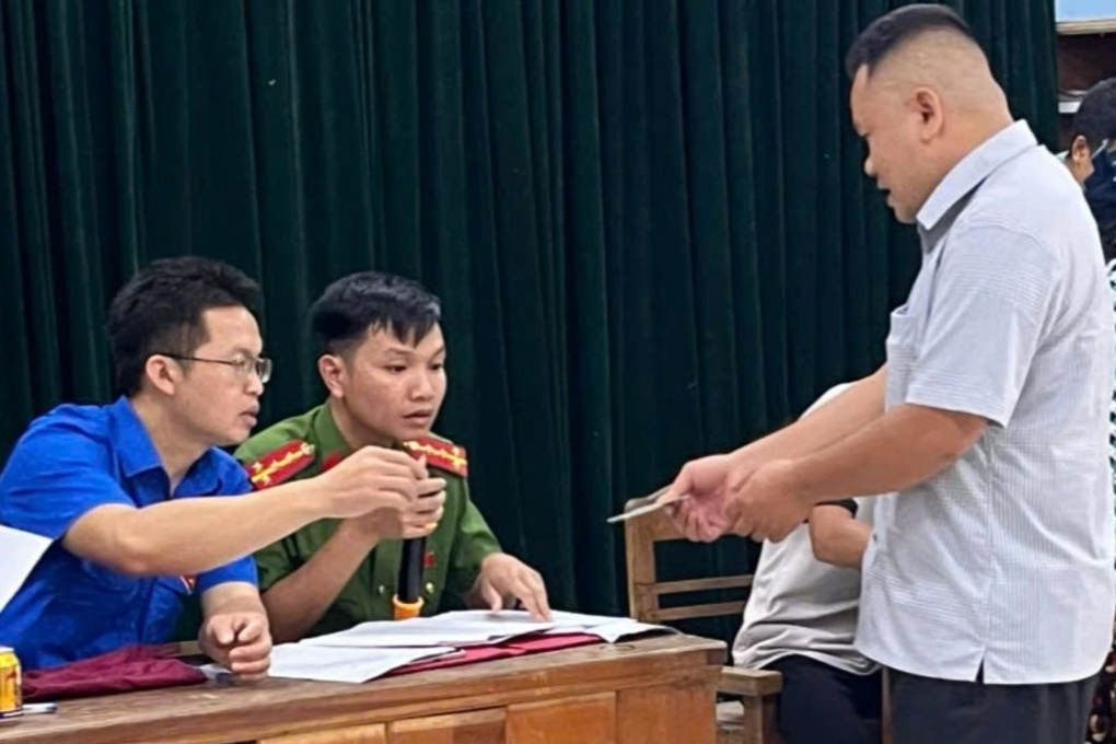 Người dân biên giới phấn khởi đi nhận quà Tết Độc lập - 2 Người dân biên giới phấn khởi đi nhận quà Tết Độc lập - 2