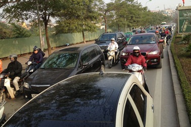 Thông cầu Nhật Tân, đường Lạc Long Quân bất ngờ ùn tắc