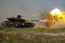 Binh sĩ Ukraine chế xe tăng tự sát từ T-62 của Nga