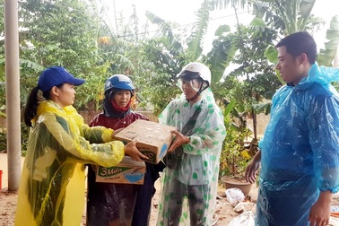 Tuổi trẻ Quảng Trị tặng quà các hộ dân bị cô lập do mưa lũ