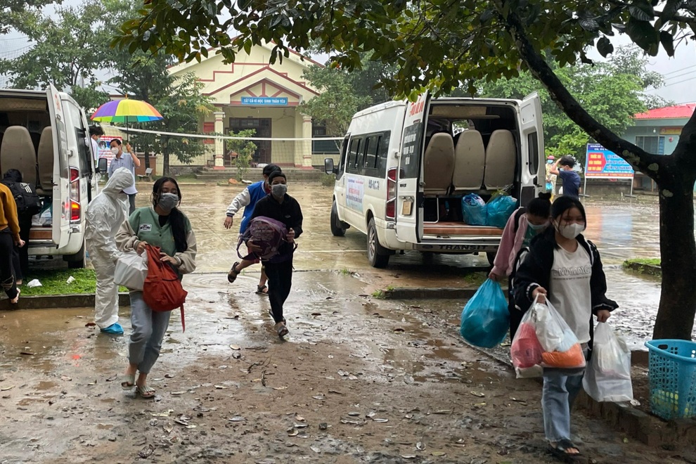 Thầy giáo chở hàng trăm học trò miền núi về thành phố điều trị Covid-19 - 5