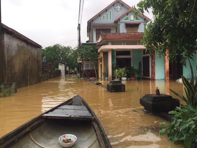 Quảng Bình: Hàng nghìn ngôi nhà bị nhấn chìm trong nước lũ - Ảnh 10.