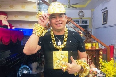 Trả hồ sơ vụ “đại gia” đeo nhiều vàng nhất Việt Nam
