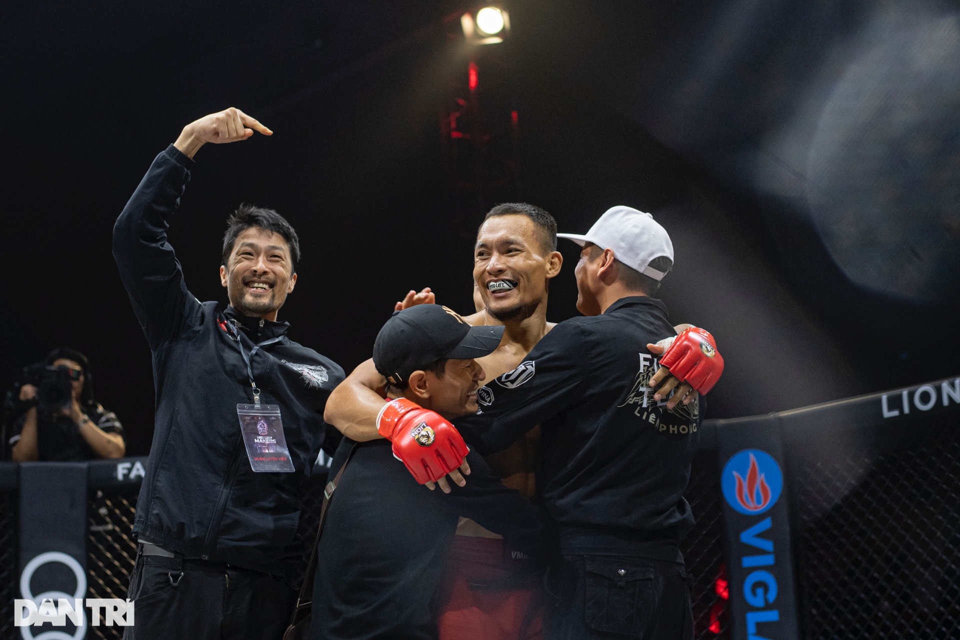 Khoảnh khắc Trần Quang Lộc hạ knock-out Lý Tiểu Long sau cú đấm liên hoàn - 14 Khoảnh khắc Trần Quang Lộc hạ knock-out Lý Tiểu Long sau cú đấm liên hoàn - 14