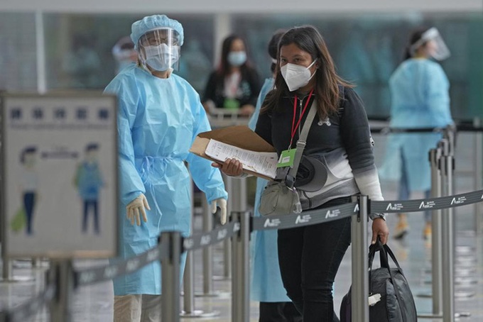 Hong Kong (Trung Quốc) đang cân nhắc siết chặt các biện pháp hạn chế để phòng dịch COVID-19. (Ảnh: AP)