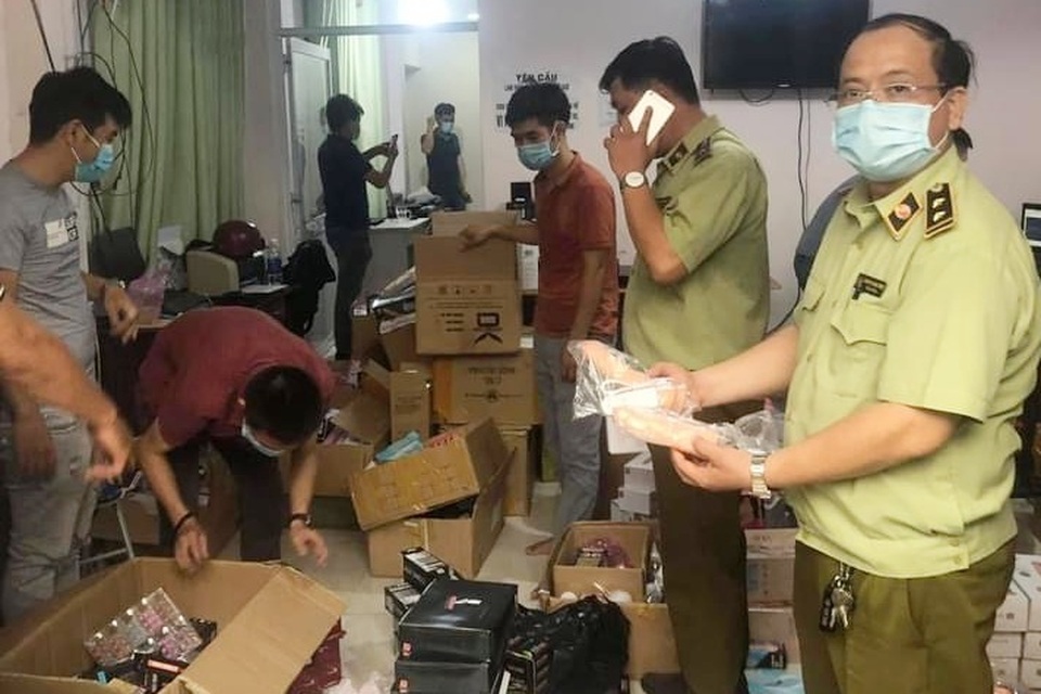 TPHCM: Phát hiện lô hàng đồ chơi kích dục khủng nghi nhập lậu - 1 TPHCM: Phát hiện lô hàng đồ chơi kích dục khủng nghi nhập lậu - 1