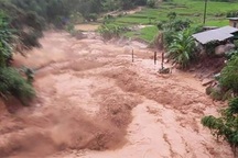 Mưa lũ cuốn 2 người mất tích ở Yên Bái