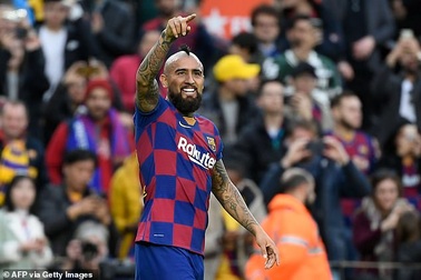 Barcelona chưa thể bán Vidal cho Inter, nhận cảnh báo về Depay