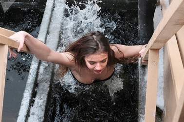 Người đẹp Nga vẫn nóng bỏng trong nghi lễ tắm hồ băng