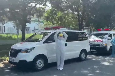 Cô gái lái xe cứu thương chở F0, F1 tại TPHCM