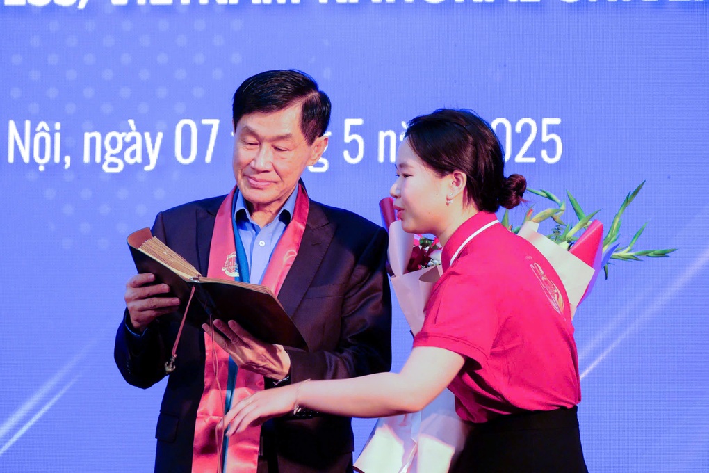 Tỷ phú Johnathan Hạnh Nguyễn nghẹn ngào trước món quà bất ngờ của sinh viên - 2 Tỷ phú Johnathan Hạnh Nguyễn nghẹn ngào trước món quà bất ngờ của sinh viên - 2