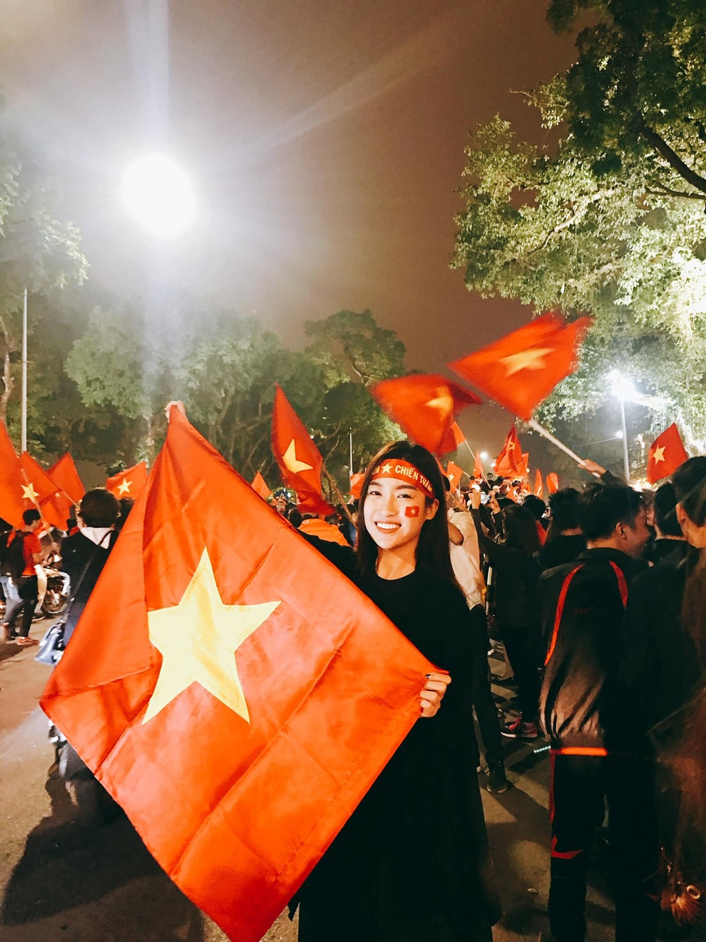 1001 màn cổ vũ bóng đá không giống ai, như đi tấu hài của sao Việt - 4 1001 màn cổ vũ bóng đá không giống ai, như đi tấu hài của sao Việt - 4
