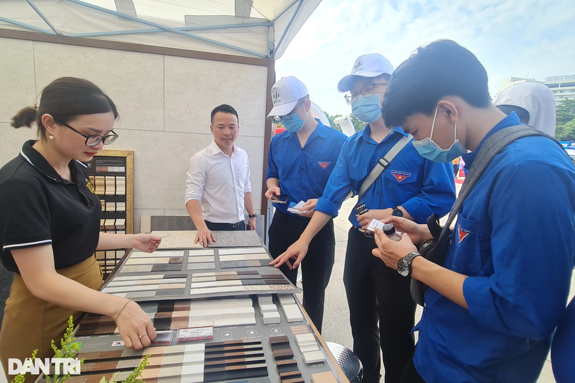 Mong tìm được việc làm, không đặt nặng về lương - 5 Mong tìm được việc làm, không đặt nặng về lương - 5