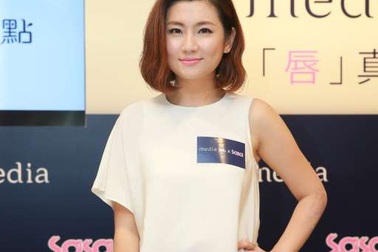 Hậu ly dị, nữ ca sĩ bị bỏng Selina hạnh phúc tiến về phía trước