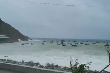 Nhiều tàu thuyền của ngư dân Bình Định bị sóng nhấn chìm