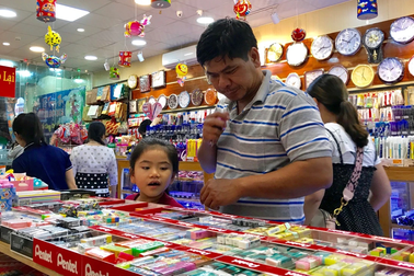 Gánh nặng đầu năm, đụng đến tiền là phụ huynh dễ “nổi xung”