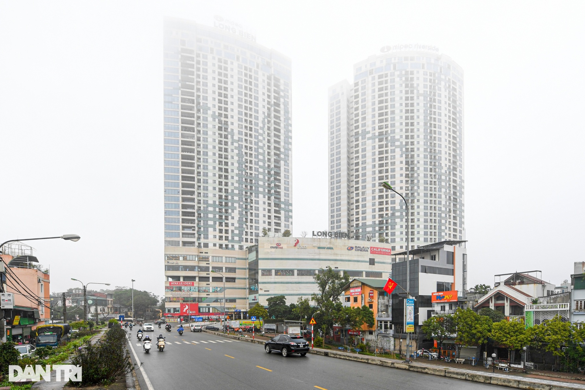 Mưa mù kéo dài, nhiều cao ốc tại Hà Nội biến mất trong làn sương dày đặc - 2 Mưa mù kéo dài, nhiều cao ốc tại Hà Nội biến mất trong làn sương dày đặc - 2