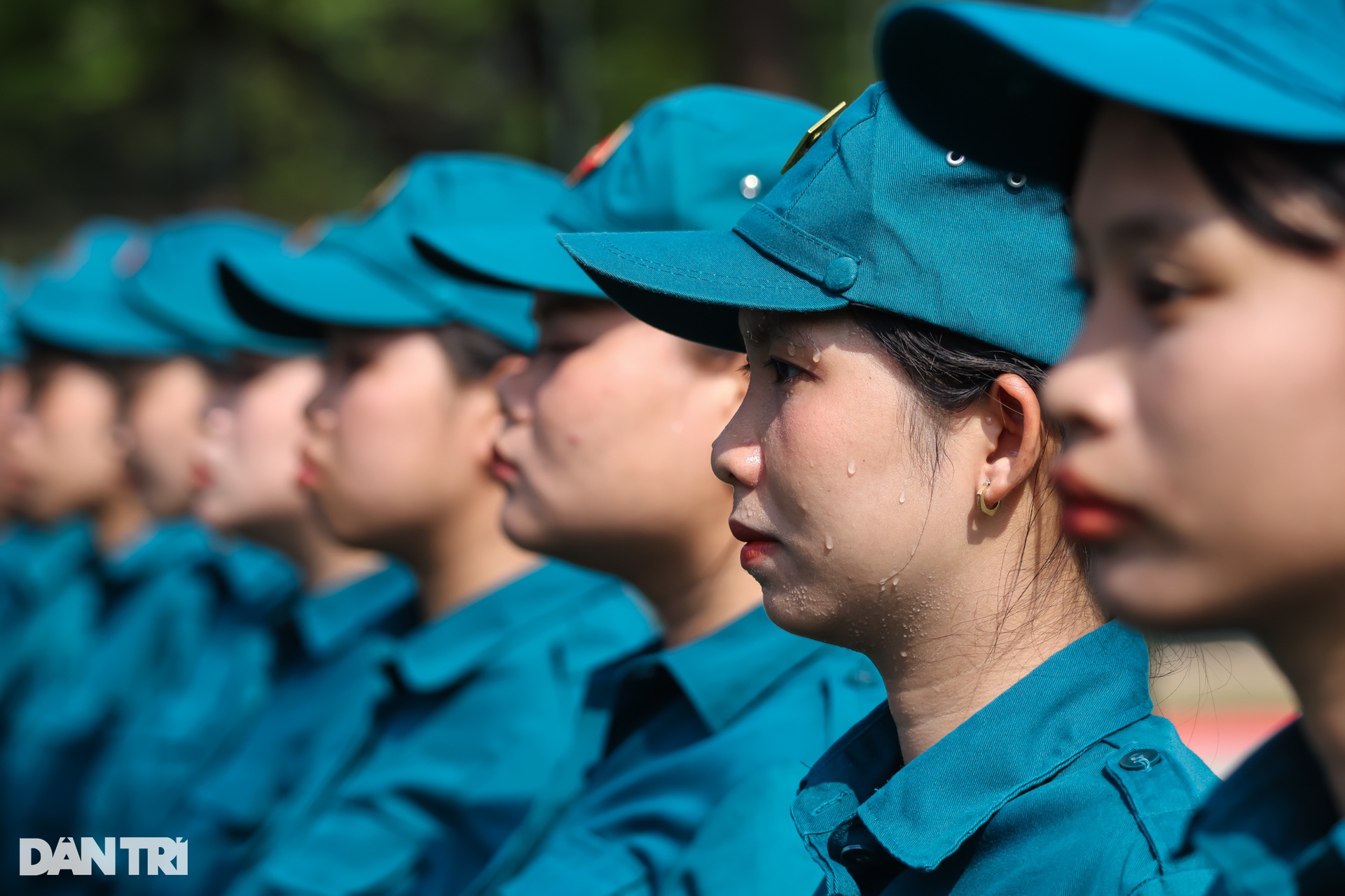 Chị em ruột tại TPHCM tham gia luyện tập diễu binh mừng đại lễ 30/4 - 2 Chị em ruột tại TPHCM tham gia luyện tập diễu binh mừng đại lễ 30/4 - 2