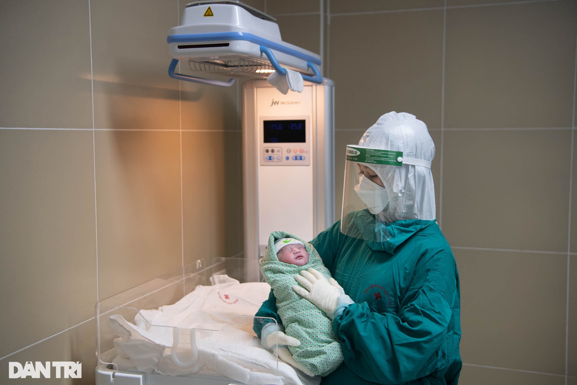 Khoảnh khắc sự sống nảy mầm giữa khu điều trị sản phụ F0 ở Hà Nội - 17 Khoảnh khắc sự sống nảy mầm giữa khu điều trị sản phụ F0 ở Hà Nội - 17