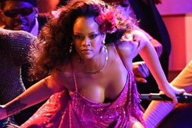 Rihanna bốc lửa trên sàn diễn