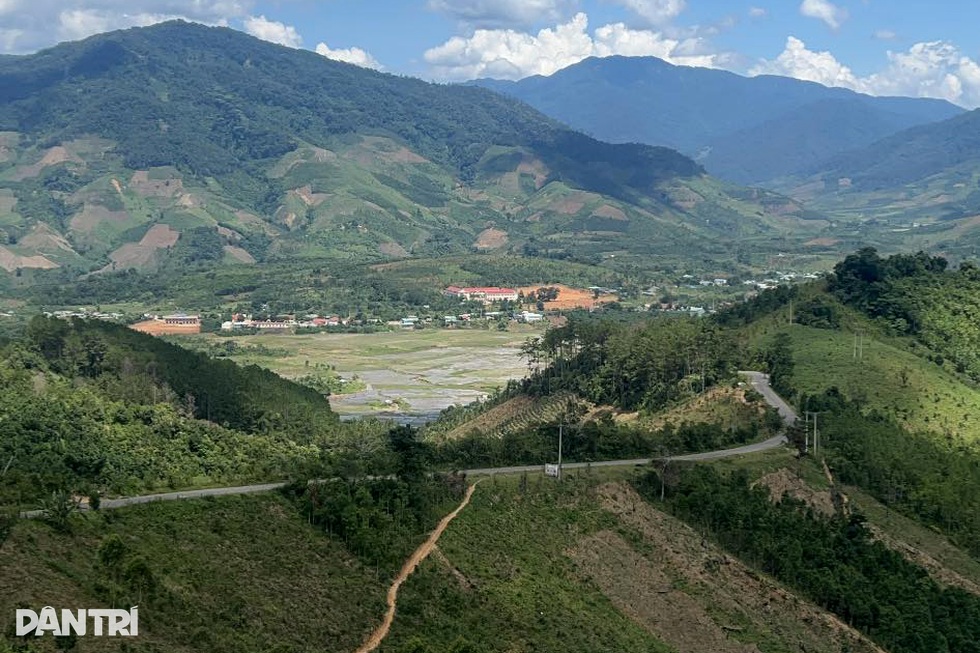 Đội SOS trên cung đường đèo tử thần ở Kon Tum - 1