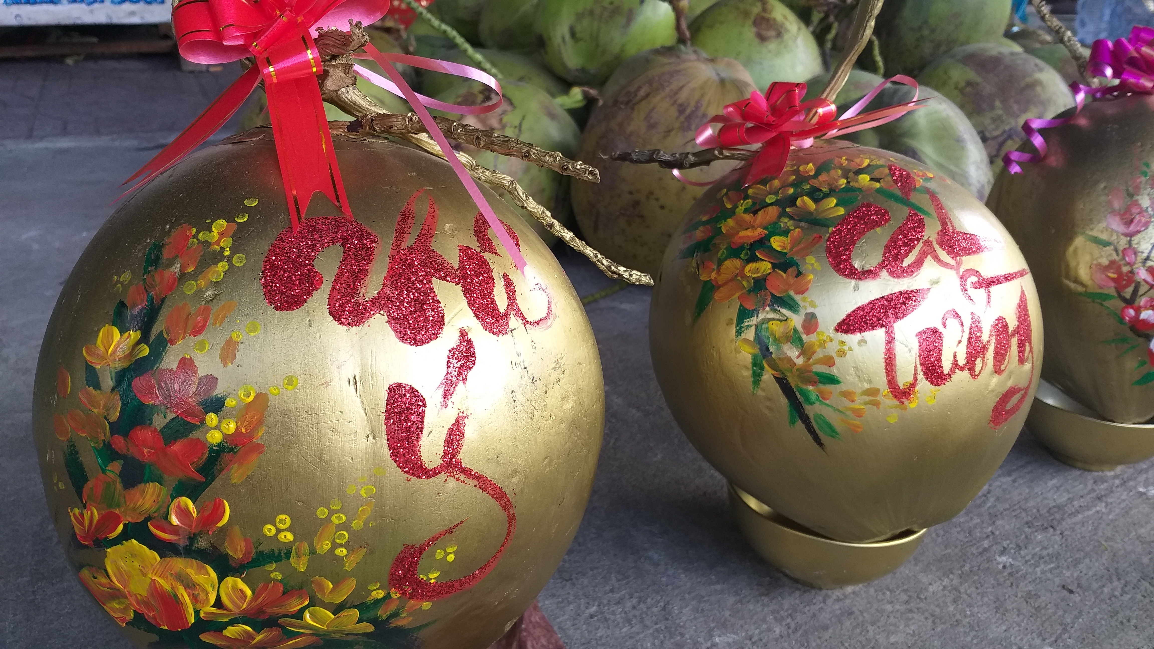 Dừa vàng vẽ thư pháp “giá chát” vẫn đắt hàng dịp Tết - 2 Dừa vàng vẽ thư pháp “giá chát” vẫn đắt hàng dịp Tết - 2