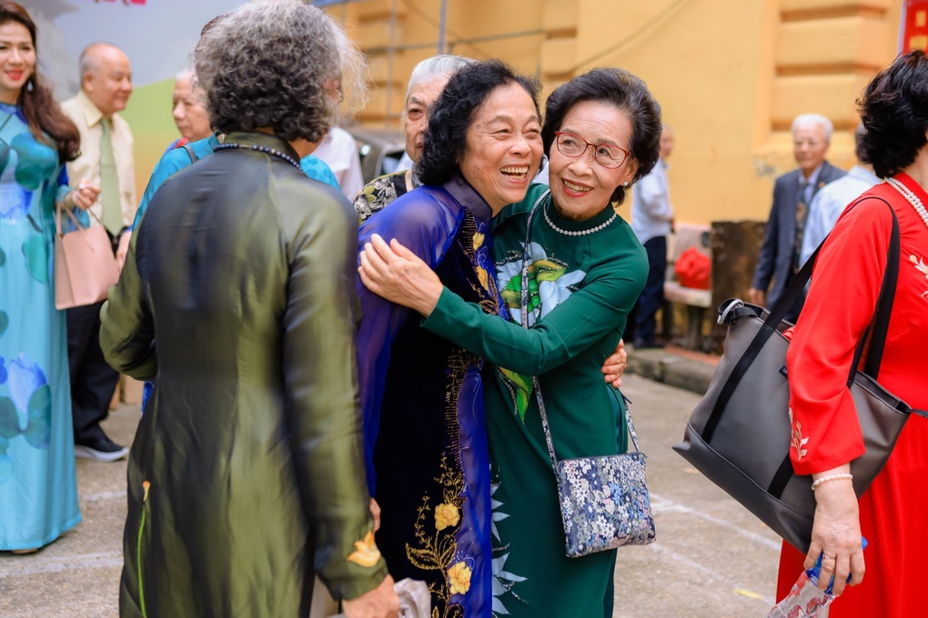 Ông bà U80 tiết lộ bí quyết để họp lớp đông đủ sau 55 năm ra trường - 2 Ông bà U80 tiết lộ bí quyết để họp lớp đông đủ sau 55 năm ra trường - 2