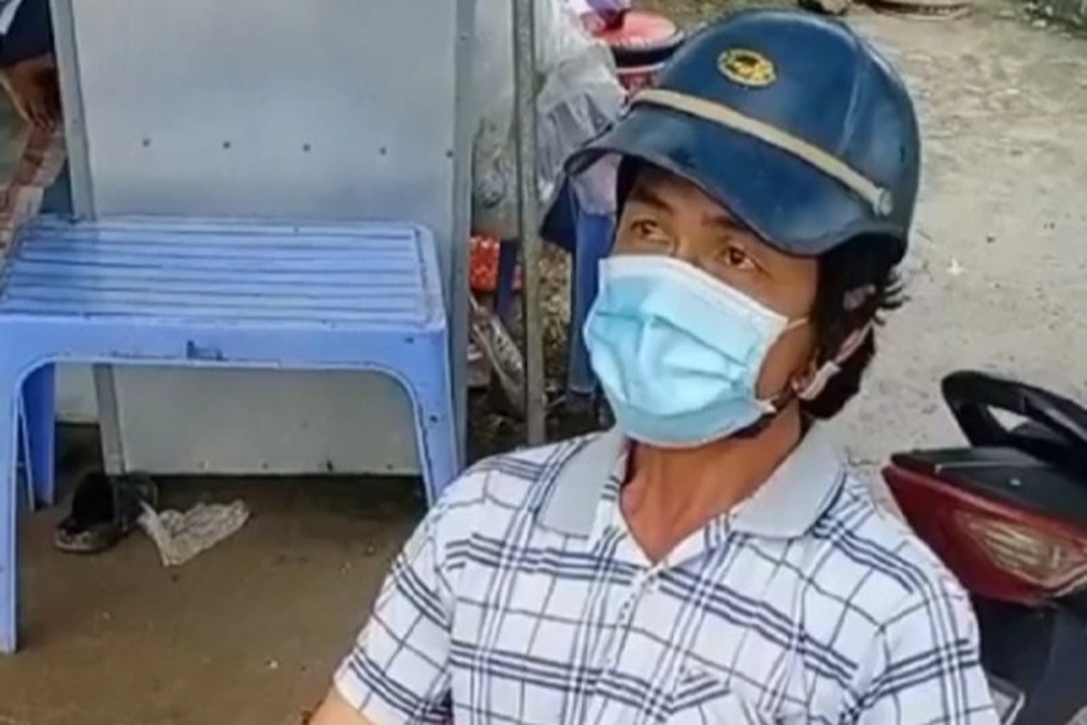 Đấm công an vì không được qua chốt kiểm dịch - 1 Đấm công an vì không được qua chốt kiểm dịch - 1