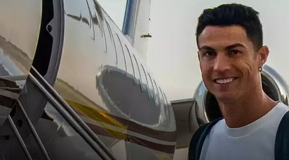 Sếp lớn Man Utd đón C.Ronaldo tại sân bay thành phố Manchester - 1 Sếp lớn Man Utd đón C.Ronaldo tại sân bay thành phố Manchester - 1