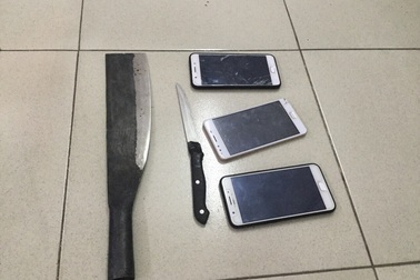 Tên cướp thủ 2 con dao nhằm chống trả khi bị vây bắt