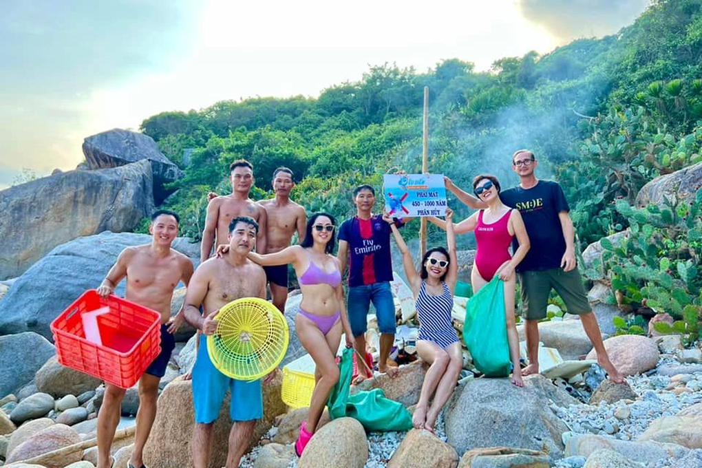 Mặc bikini nhặt rác bị chê phản cảm: Mặc đẹp xả rác bừa bãi mới đáng chê! - 3