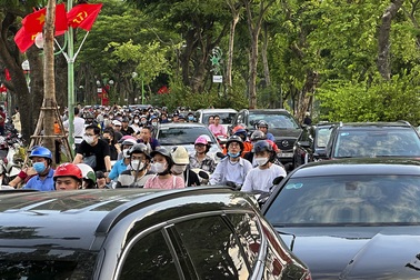 Phố buôn bán vắng vẻ, điểm vui chơi đông đúc dịp nghỉ lễ 2/9